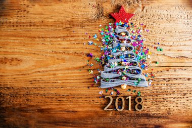 Çok renkli konfeti ağaçtan