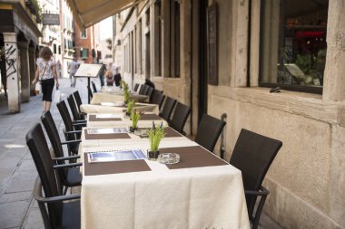 Yaz café'de dar sokak