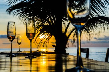 ahşap masa üzerinde kalan dört gözlük