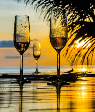 ahşap masa üzerinde kalan dört gözlük