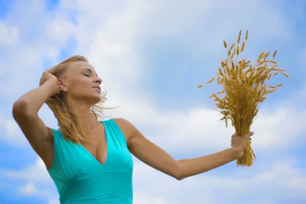 Žena držící uši pšenice — Stock fotografie
