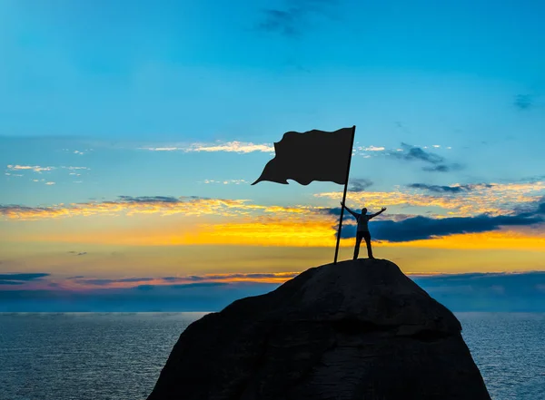 bayrak dağın zirvesinde olan adam silüeti