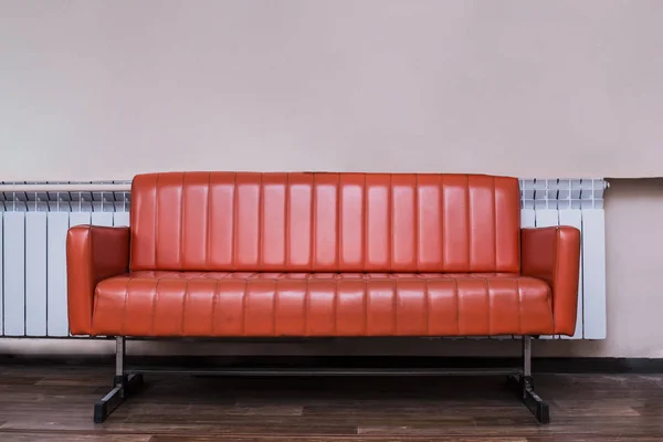 Άδειο δωμάτιο με κόκκινο καναπέ — Φωτογραφία Αρχείου
