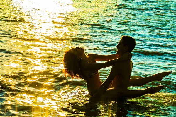 Δύο Νέοι Εραστές Ενηλίκων Που Στέκεται Στο Νερό Στο Ηλιοβασίλεμα — Φωτογραφία Αρχείου
