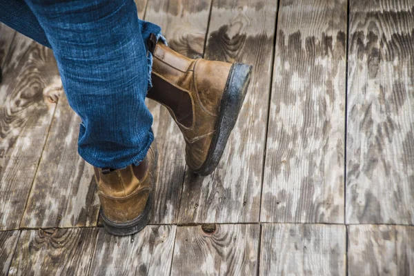 Nohy v modré džíny a hnědé boty — Stock fotografie