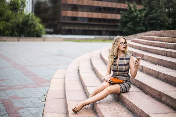 Jovem Mulher Negócios Usando Telefone Celular Escadas Contra Prédio Escritórios — Fotografia de Stock