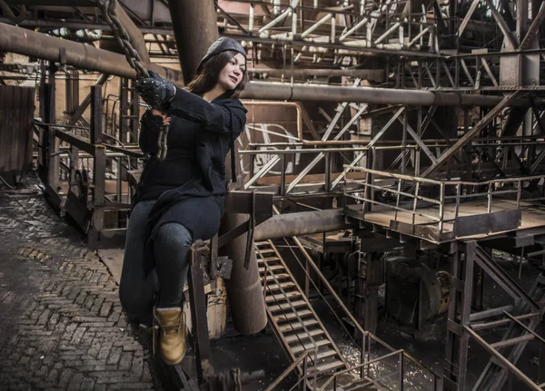 Chica con cadena oxidada — Foto de Stock