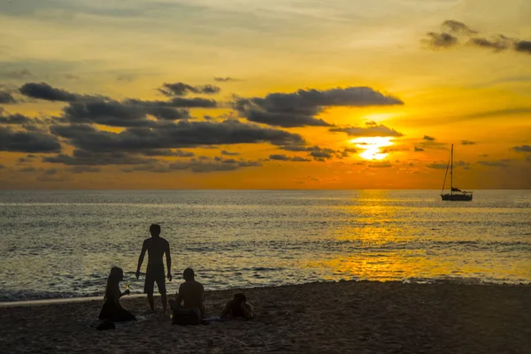 Homens e meninas na ilha tropical — Fotografia de Stock