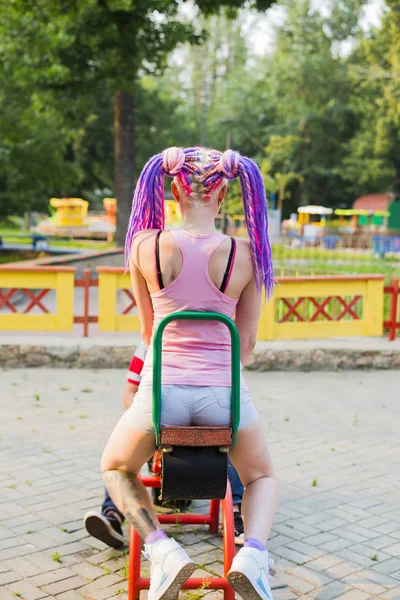 男の子とブランコに乗っている女の子 — ストック写真