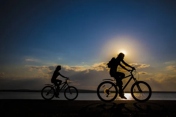 Amigos Deportivos Bicicletas Atardecer Siluetas Ciclistas Costa Deporte Naturaleza Fondo —  Fotos de Stock