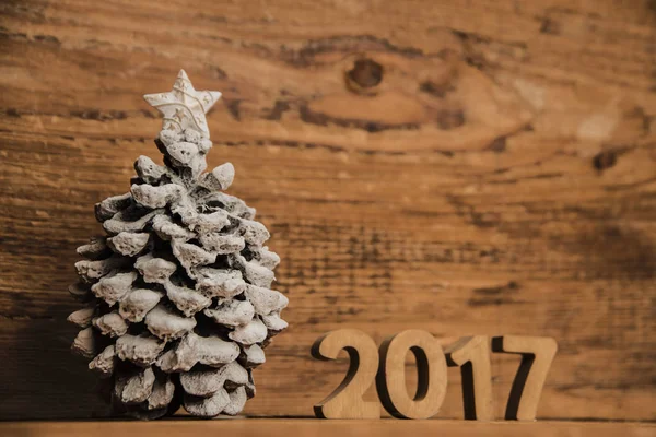Різдвяний конус стоїть на старому дерев'яному столі — стокове фото