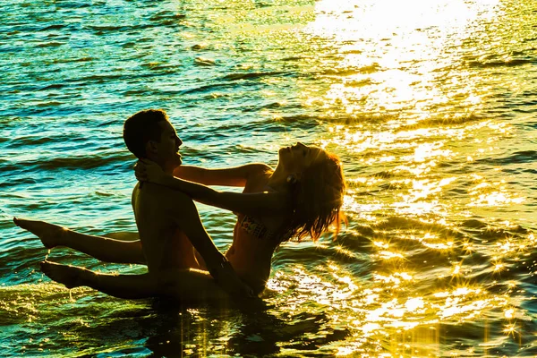 Dos Jóvenes Amantes Adultos Pie Agua Atardecer — Foto de Stock