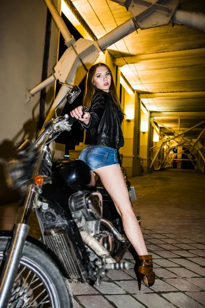 バイクに黒革シャツの若い白人バイカー女の子の肖像画 長い茶色の髪でかわいいセクシーな女性 — ストック写真