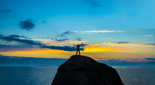 Silhouet van man bovenop berg — Stockfoto