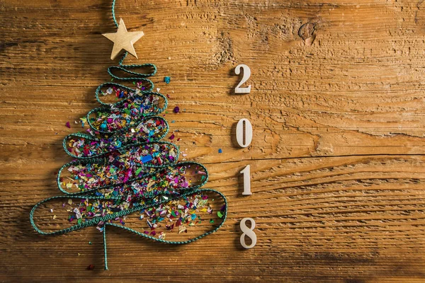 Vánoční strom z hodně barevné konfety — Stock fotografie