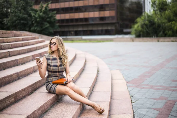 Junge Geschäftsfrau Fährt Mit Handy Auf Treppe Gegen Bürogebäude Auf — Stockfoto