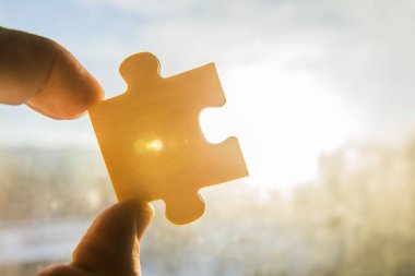 el bulmaca parçası bağlanmaya çalışıyor