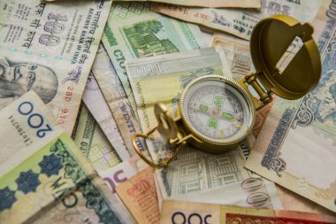 Para kağıt fatura üzerinde antik pusula