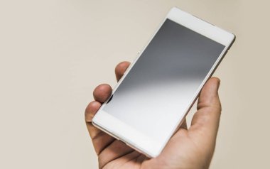 Adamın elini tutarak smartphone