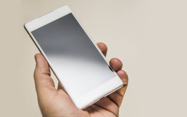 Adamın elini tutarak smartphone