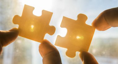 adet bağlanmaya çalışan eller 