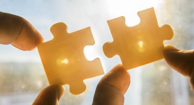 adet bağlanmaya çalışan eller 