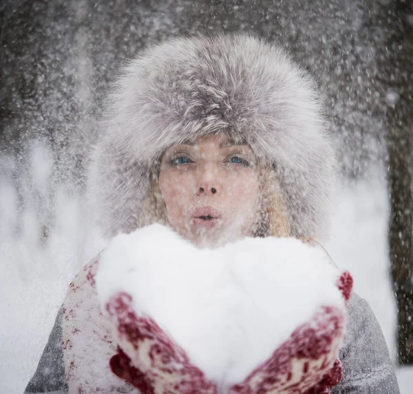 Ανυψούμενο Χιόνι γυναίκα — Φωτογραφία Αρχείου