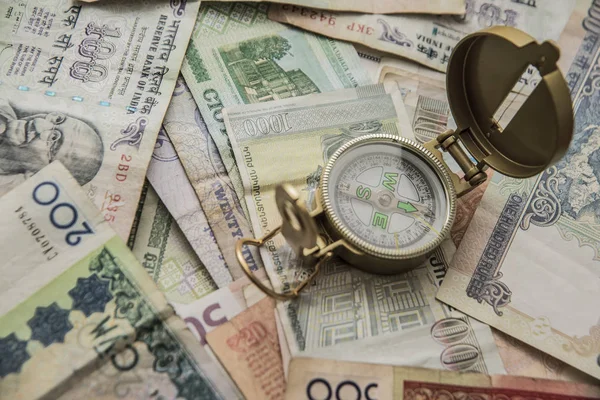  para banlnotes üzerinde pusula 