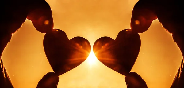 Twee houten harten in handen — Stockfoto