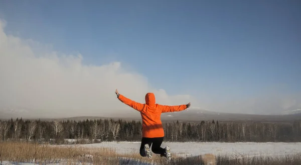 Mulher pulando em montanhas de inverno — Fotografia de Stock