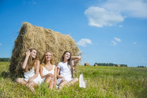 Yeşil çimenlerin üzerinde oturan kadın 