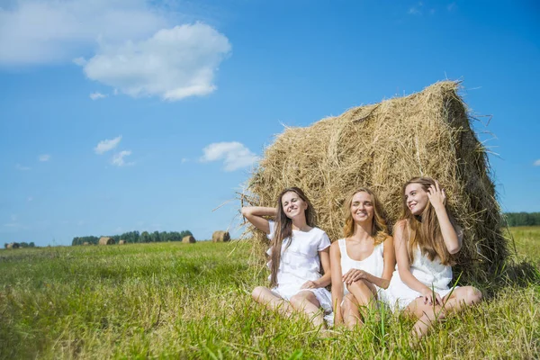 Ženy sedí na zelené trávě — Stock fotografie