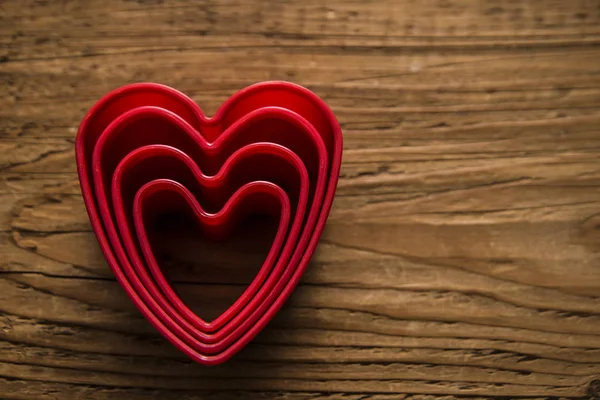 Ahşap masa üzerinde kırmızı Kalpler — Stok fotoğraf