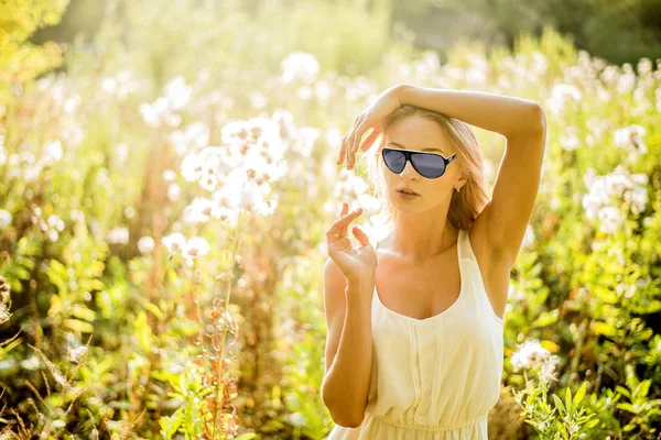 bir çayır üzerinde duran kadın