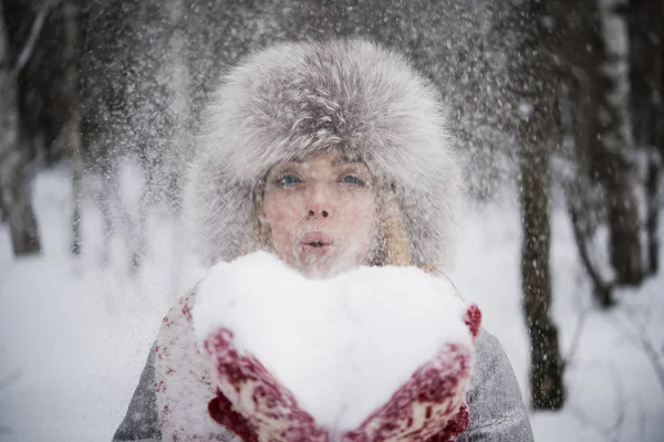 Frau pustet Schnee — Stockfoto