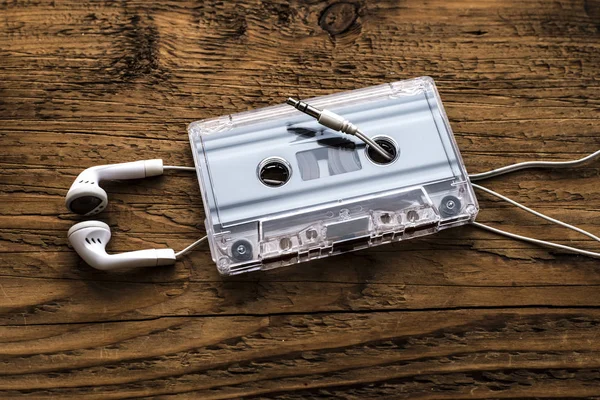 ヘッドフォンでレトロなコンパクト カセット — ストック写真