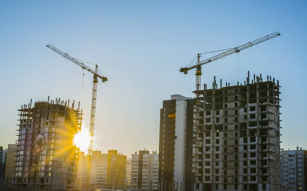 Construção industrial guindastes e edifícios — Fotografia de Stock