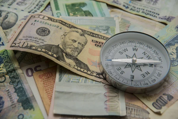 Kompass über Geldscheine — Stockfoto