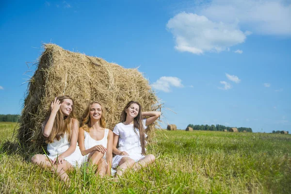 Yeşil çimenlerin üzerinde oturan kadın 