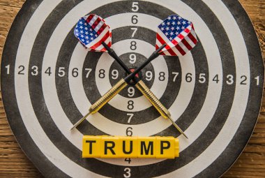 bir bullseye Amerikan bayrağı ile dart.