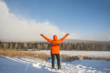 Kadın el sallayarak karda