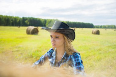 Cowgirl Haystack ayakta