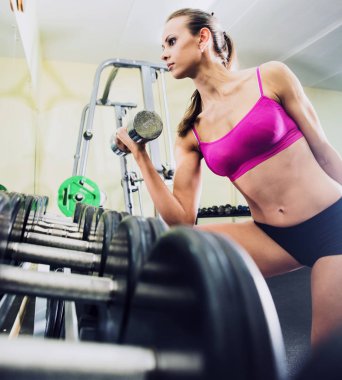 kızı spor salonunda eğitim