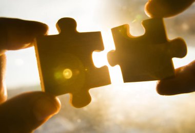 puzzle parçaları bağlanmaya çalışan eller 