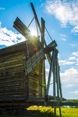 Eski Rüzgar değirmeni üzerinde mavi gökyüzü bulutlar arka plan ile. Vintage, retr