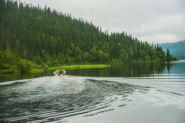 Mavi Göl yüzen tekne