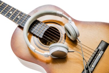  gitar, izole o kulaklıklarla