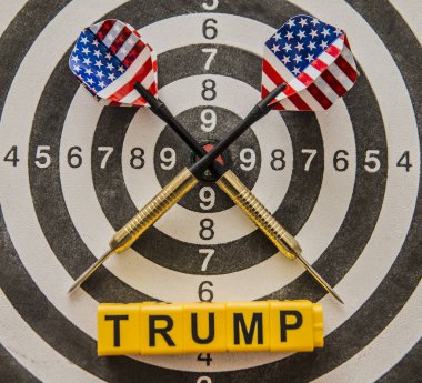 bir bullseye Amerikan bayrağı ile dart.