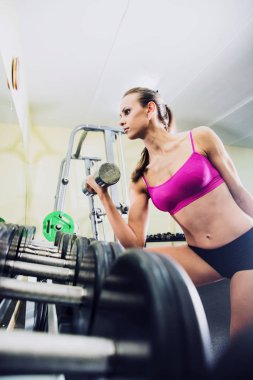 kızı spor salonunda eğitim