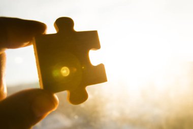 bulmaca parçası tutan el 